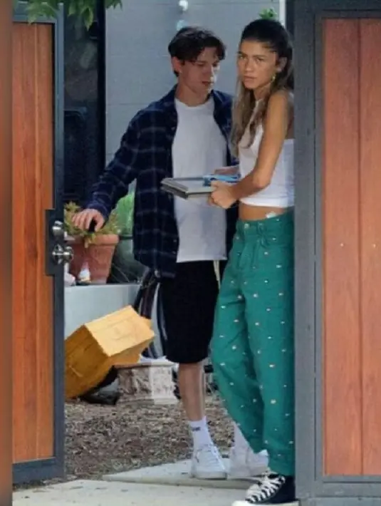 Zendaya sendiri tampil cantik dengan gaya busana kasual tanpa riasan. Ia mengenakan crop top warna putih yang dipadu dengan celana berwarna turquoise. (Foto: instagram.com/lamiscorner)