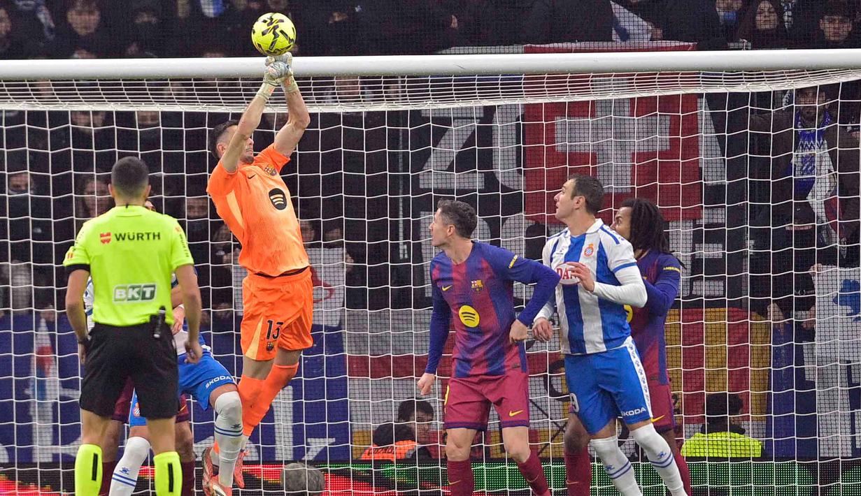 Kemenangan ini membawa Barcelona semakin kokoh di puncak klasemen Liga Spanyol 2025/2026, sekaligus menjauh dari kejaran Real Madrid. Tampak dalam foto, kiper Barcelona asal Spanyol, Joan Garcia melompat untuk melakukan penyelamatan saat pertandingan pekan ke-18 Liga Spanyol 2025/2026 melawan RCD Espanyol di Stadion RCDE, Sabtu 3 Januari 2026 waktu setempat atau Minggu (4/1/2026) dini hari WIB. (MANAURE QUINTERO/AFP)