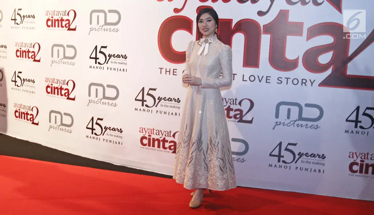 Penyanyi Isyana Sarasvati berpose untuk difoto saat menghadiri gala premiere film Ayat Ayat Cinta 2 di Jakarta, Kamis (07/12). (Liputan6.com/Herman Zakharia)
