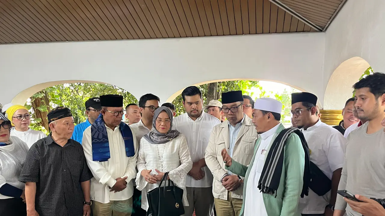 Calon Gubernur (Cagub) Jakarta Nomor Urut 1 Ridwan Kamil (RK) berziarah ke Makam Pangeran Jayakarta, Jatinegara, Jakarta Timur, Minggu (7/10/2024).