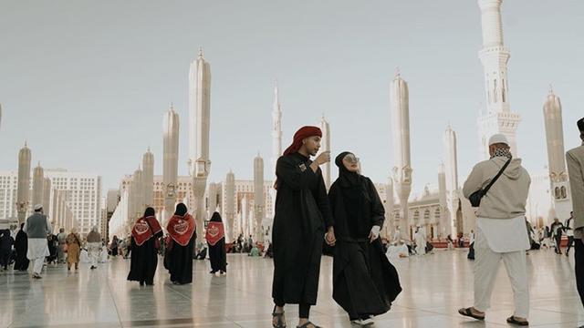 6 Momen Siti Badriah Ibadah Umrah Bareng Suami, Cantik Pakai Cadar