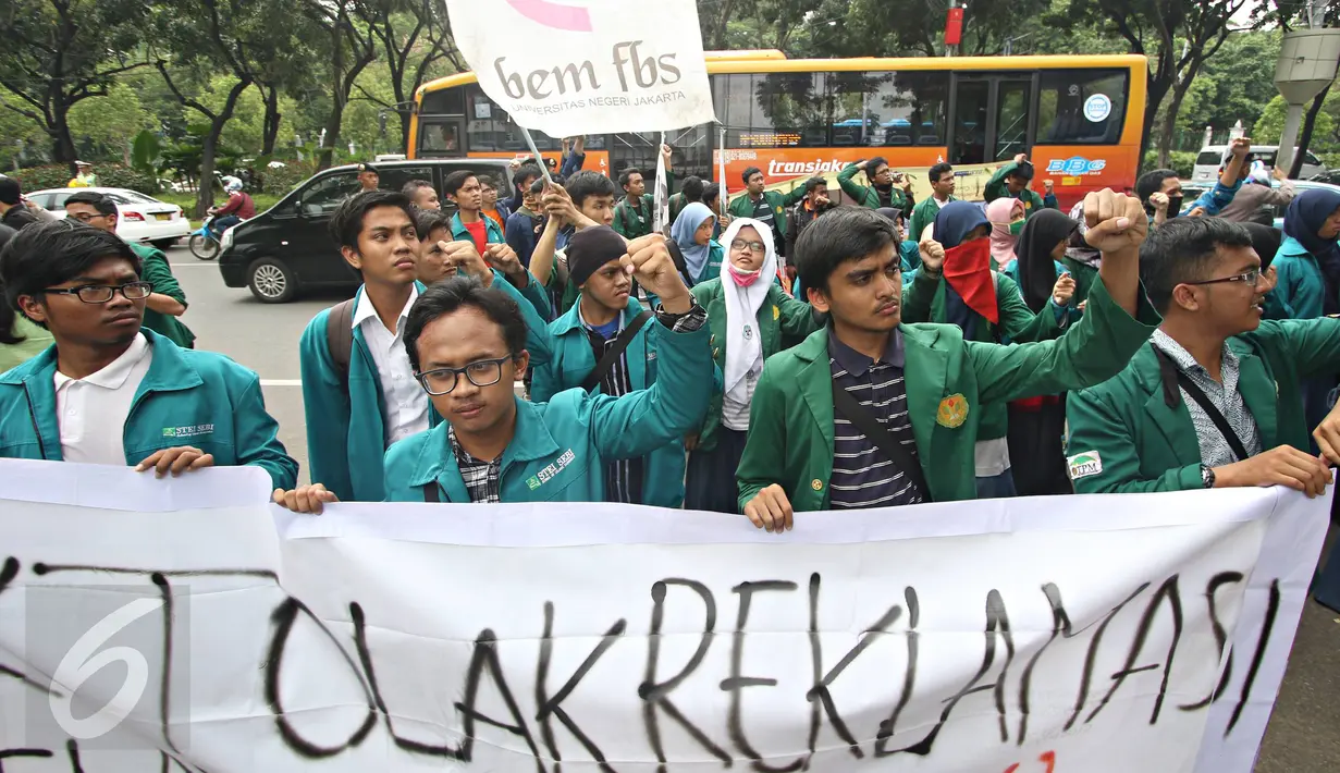 Kumpulan mahasiswa dan gabungan organisasi buruh menggelar unjuk rasa di depan Balai Kota DKI Jakarta, Rabu (20/4). Puluhan orang itu meminta Ahok untuk menghentikan proyek reklamasi di Teluk Jakarta dan penggusuran warga. (Liputan6.com/Immanuel Antonius)