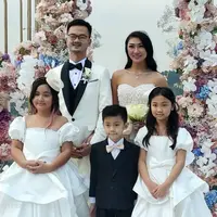 Berita bahagia datang dari Tere, mantan asisten Nia Ramadhani yang baru saja menggelar pernikahan dan dihadiri oleh Mikhayla Putri, anak Nia Ramadhani. (Foto: Instagram/ Nia Ramadhani Update).
