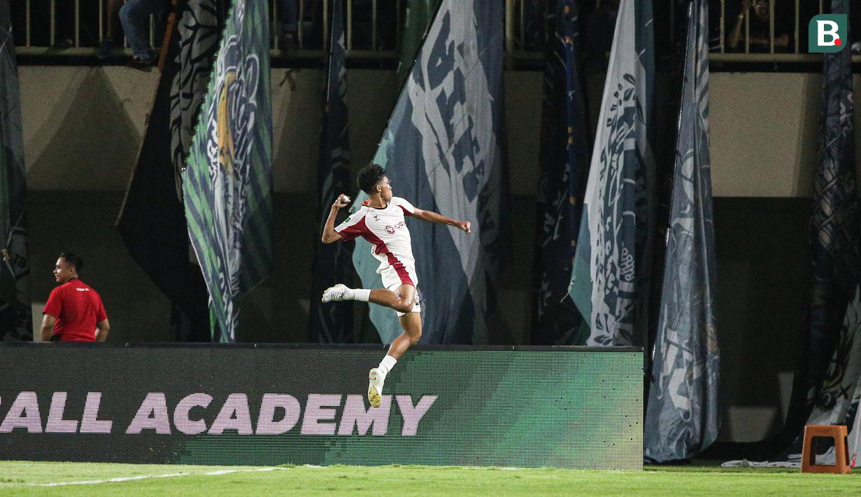 Pemain Garudayaksa FC, Alfin Kelilauw merayakan gol pertama timnya ke gawang PSS Sleman dalam laga final Pegadaian Liga 2 2025/2026 di Stadion Maguwoharjo, Sleman, Yogyakarta, Sabtu (09/05/2026). (Bola.com/Abdul Aziz)