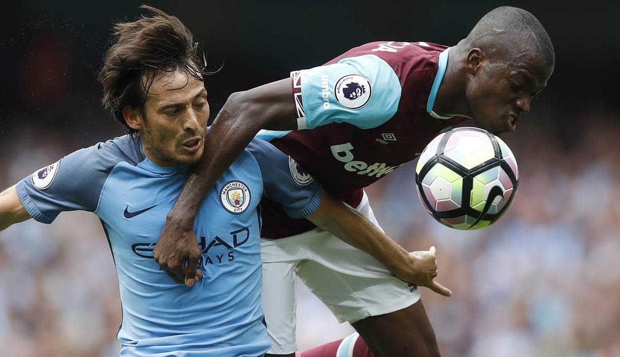 3. Gelandang Manchester City, David Silva, berebut bola dengan gelandang West Ham, Enner Valencia pada laga Premier League di Stadion Ettihad, Manchester, Inggris, Minggu (28/8/2016). (Reuters/Carl Recine)