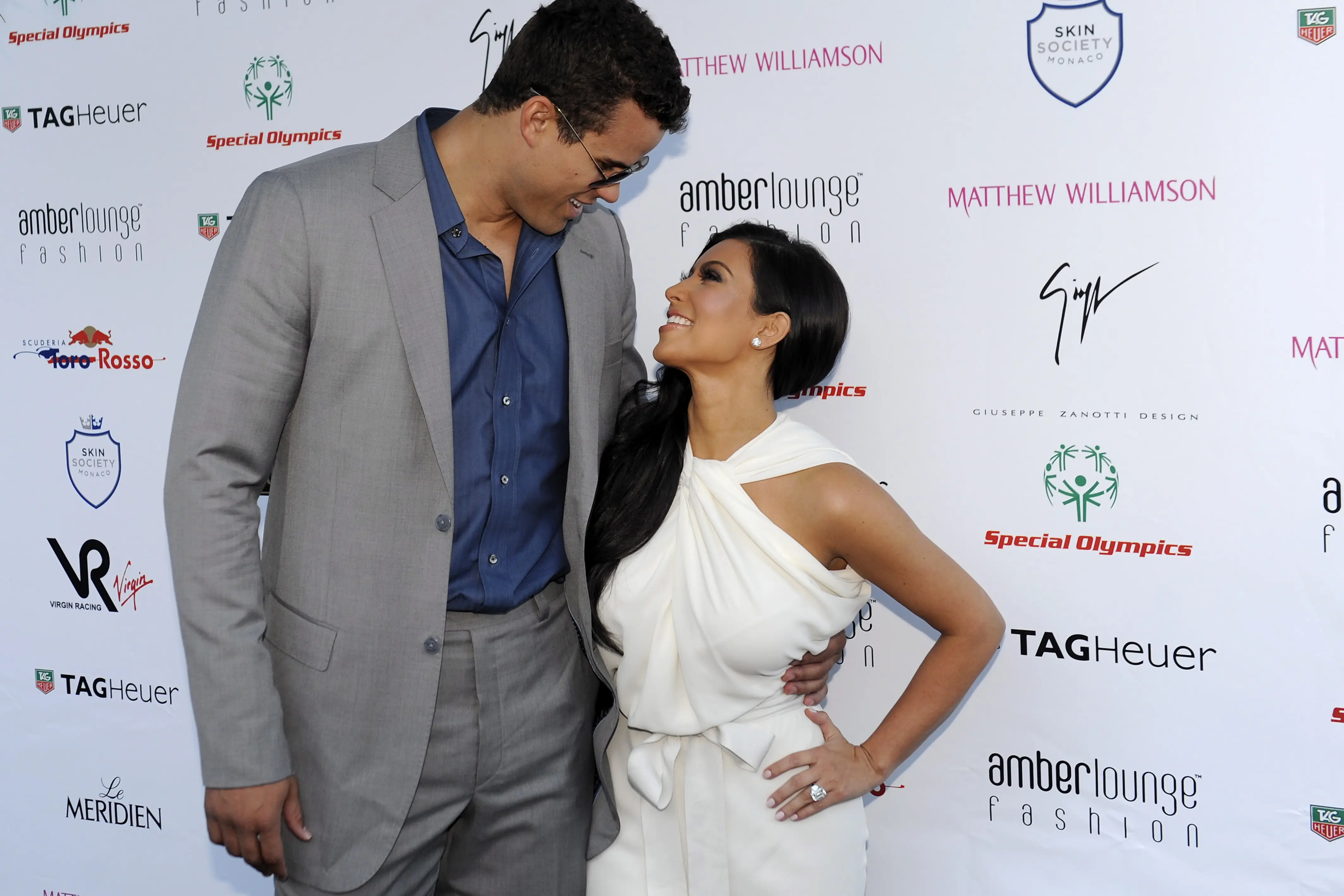 Berikut 5 pasangan selebriti Hollywood yang hubungannya diduga cuma settingan demi kesuksesan karyanya di masa mendatang. (Bintang/EPA)