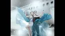 Sedangkan di foto lainnya, Hendra yang mengenakan seragam pilot tampak memeluk Fitri Karlina yang bergaun biru. (instagram.com/fitricarlina)