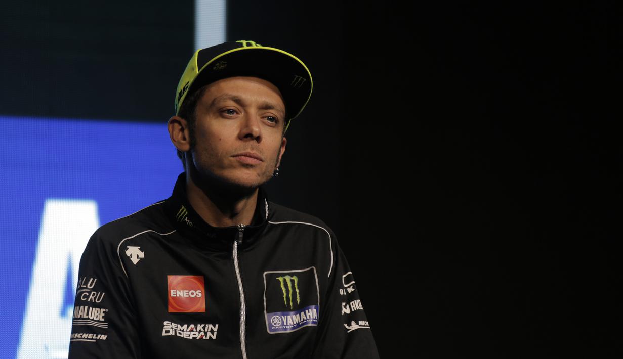 Pebalap Monster Energy Yamaha, Valentino Rossi saat peluncuran motor baru untuk MotoGP 2019 di Hotel Four Season, Senin (4/2). Motor baru tersebut diharapkan bisa mengangkat performa Yamaha. (Bola.com/Okie Prabhowo)
