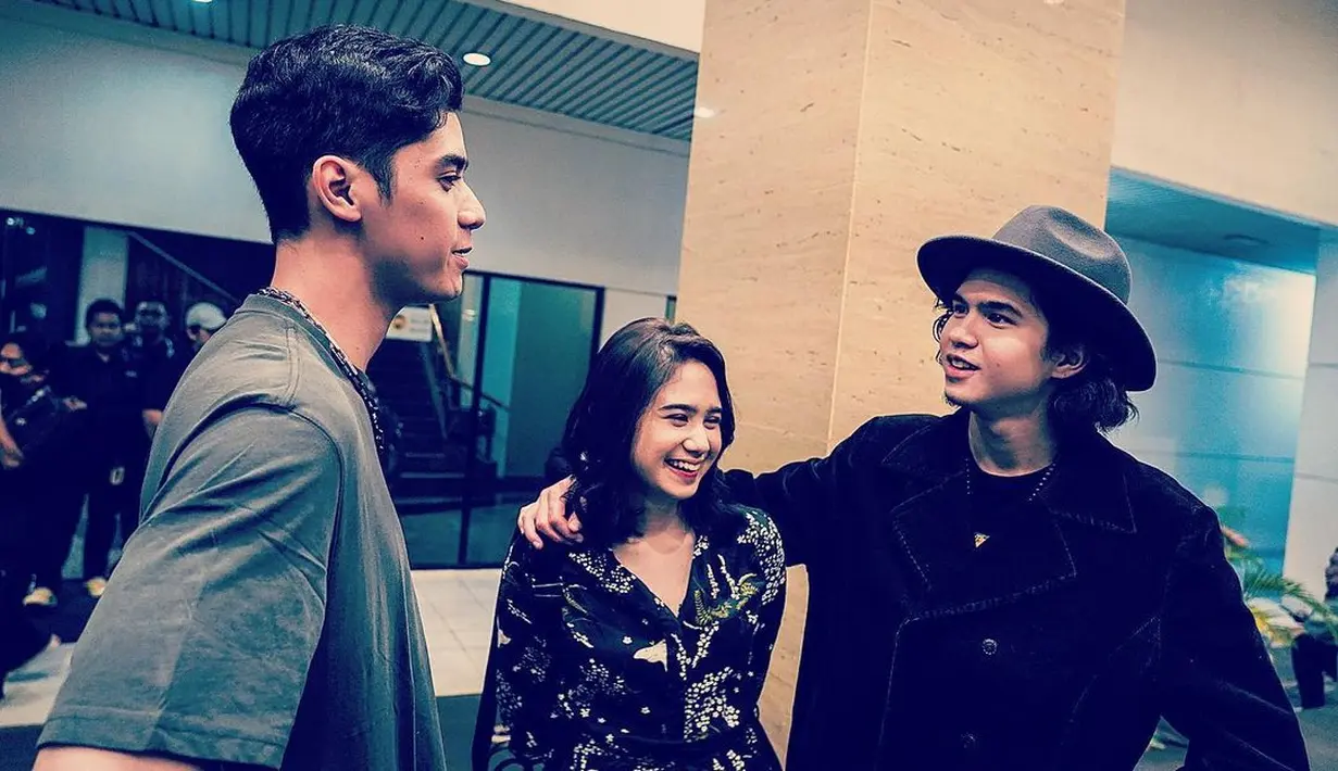 Tissa Biani rupanya menemani di belakang panggung. (Foto: Instagram/ duljaelani)