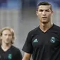 Bintang Real Madrid, Cristiano Ronaldo, tampak serius saat latihan jelang laga Piala Super Eropa di Stadion National Arena Filip II, Skpje, Senin (7/8/2017). Real Madrid akan bertanding melawan Manchester United. (AP/Boris Grdanoski)