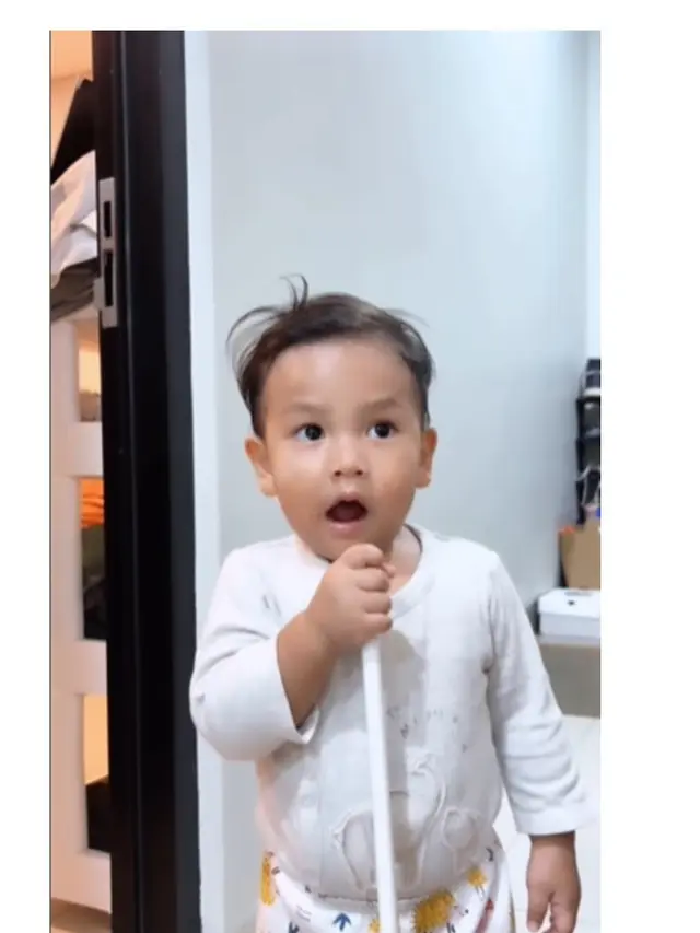 7 Potret Terbaru Wajah Anak Arie Kriting dan Indah Permatasari yang Sempat Disembunyikan