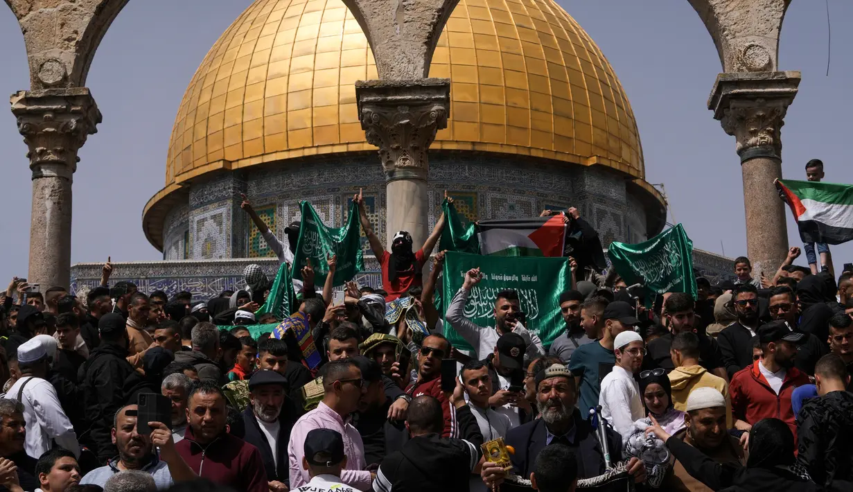 Warga Palestina memasang spanduk bertuliskan “Jangan uji kesabaran kami, Al Aqsa adalah garis merah”. (AP Photo/Mahmoud Illean)