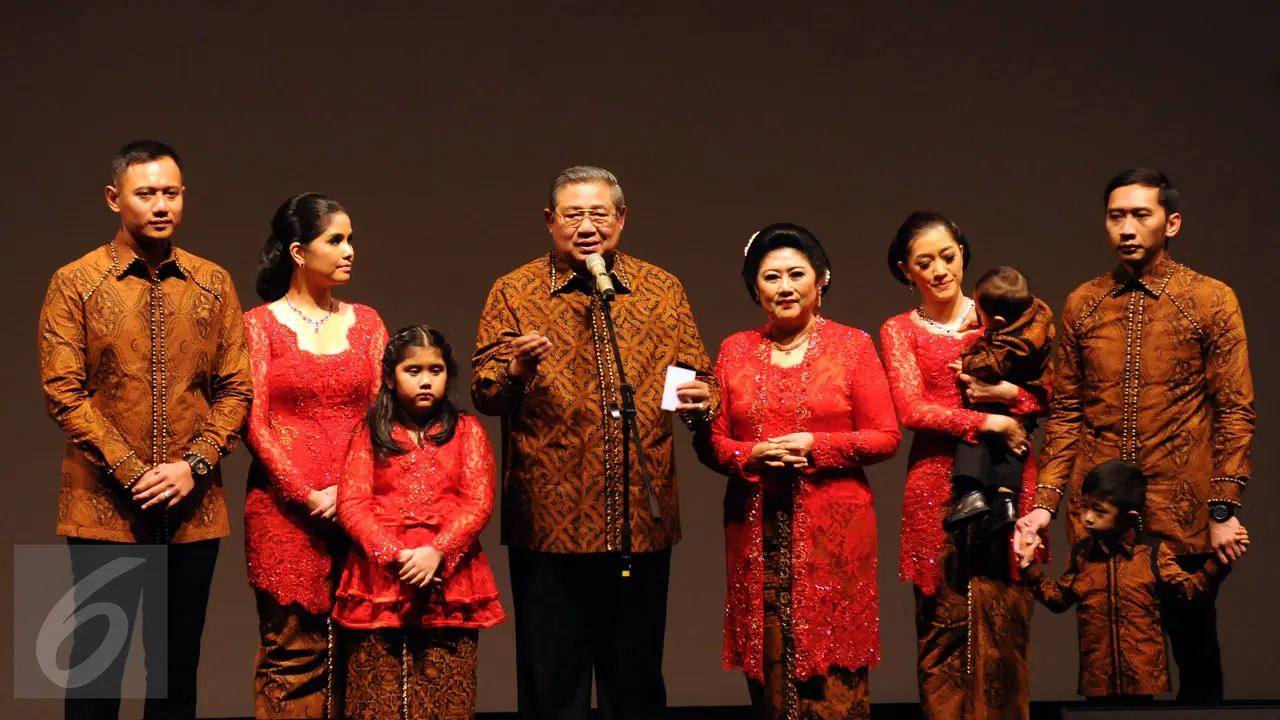 20160730-Rayakan 40 Tahun Pernikahan, SBY-Ani Yudhoyono Sempatkan Berfoto Bersama Pewarta-Jakarta