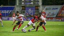 Penyerang sayap Bali United, Privat Mbarga. (Bola.com/Maheswara Putra)