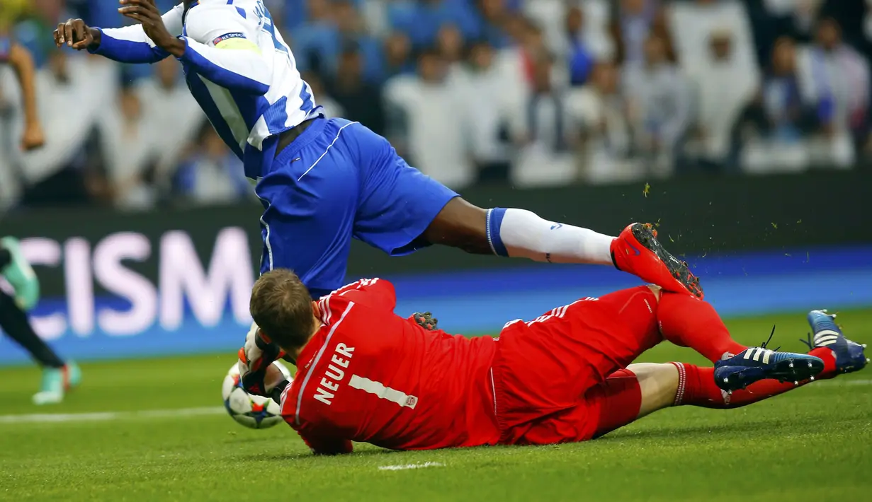 Manuel Neuer (bawah) melakukan pelanggaran yang berbuah penalti bagi Porto  (REUTERS/Miguel Vidal)
