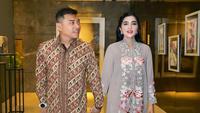 6 Potret Outfit Kebaya Ashanty di Kondangan Teman Kuliah, Inspirasi Gaya Elegan
