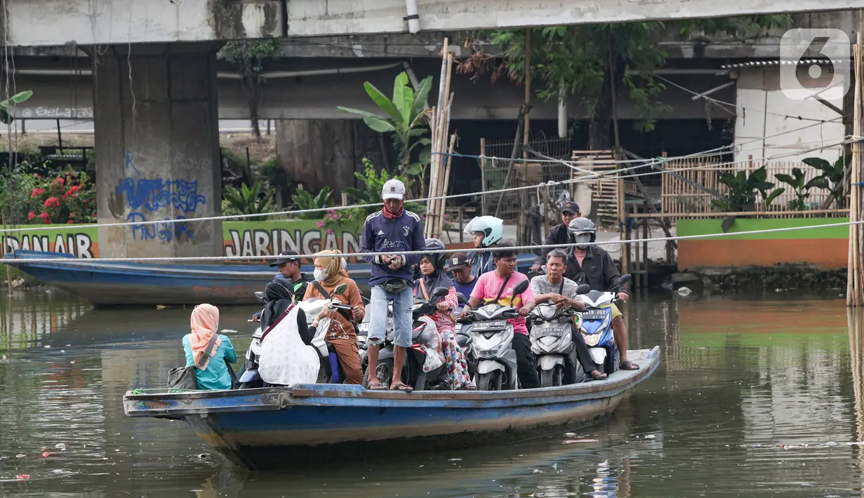 Warga sekitar memanfaatkan jasa penyeberangan perahu eretan untuk memangkas jarak dan waktu ke tempat tujuan. (merdeka.com/Arie Basuki)