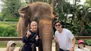 Foto bersama dengan seekor gajah saat berkunjung ke kebun bintang. (Instagram/missnyctagina)