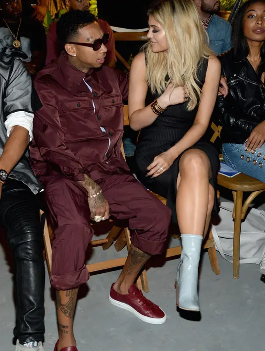 Sumber juga mengatakan bahwa Tyga meminta barang mewah seperti kawat gigi emas, aksesoris mewah dan jam tangan mewah yang dihiasi dengan berlian, ditambah juga paket liburan bersama. (AFP/Bintang.com)