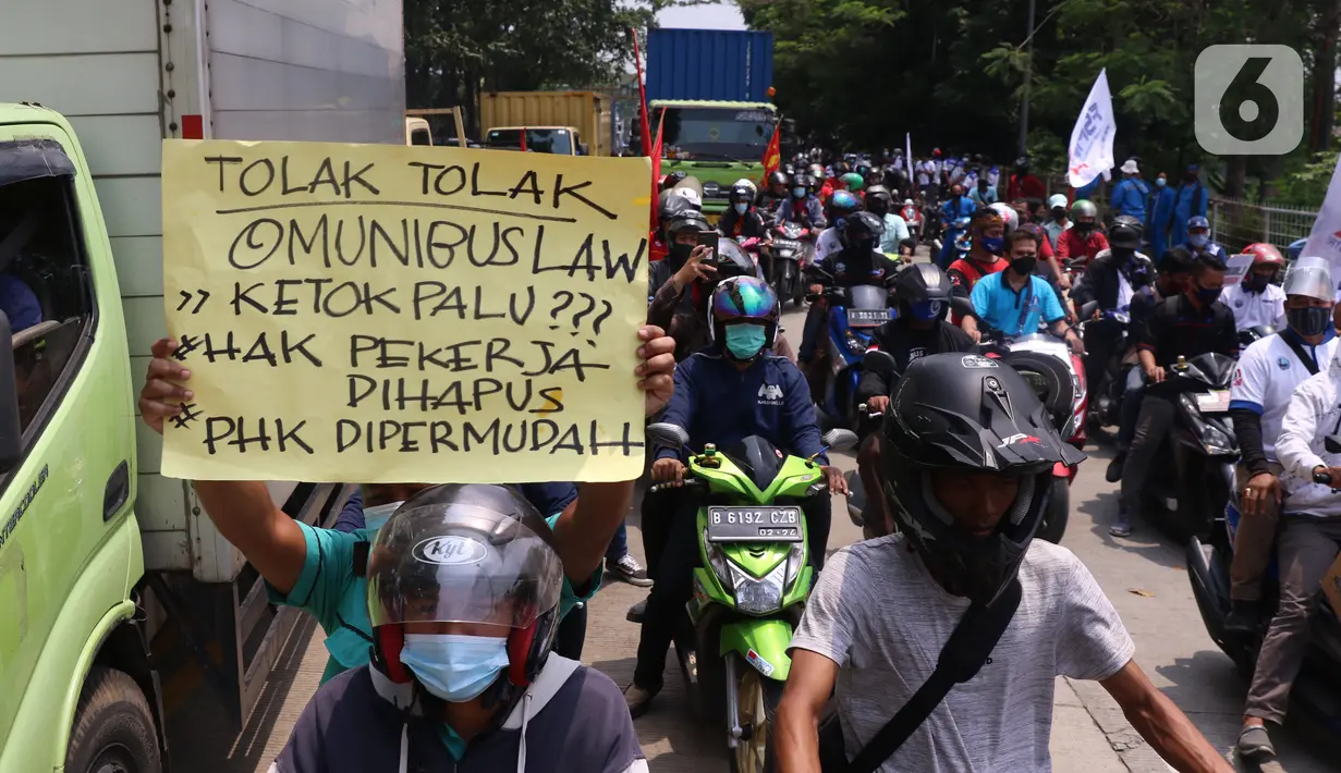 Buruh membawa spanduk saat konvoi di Kota Tangerang, Banten, Selasa (6/10/2020). Dalam aksi tersebut mereka menolak UU Omnibus Law Cipta Kerja yang sudah disahkan oleh DPR RI. (Liputan6.com/Angga Yuniar)