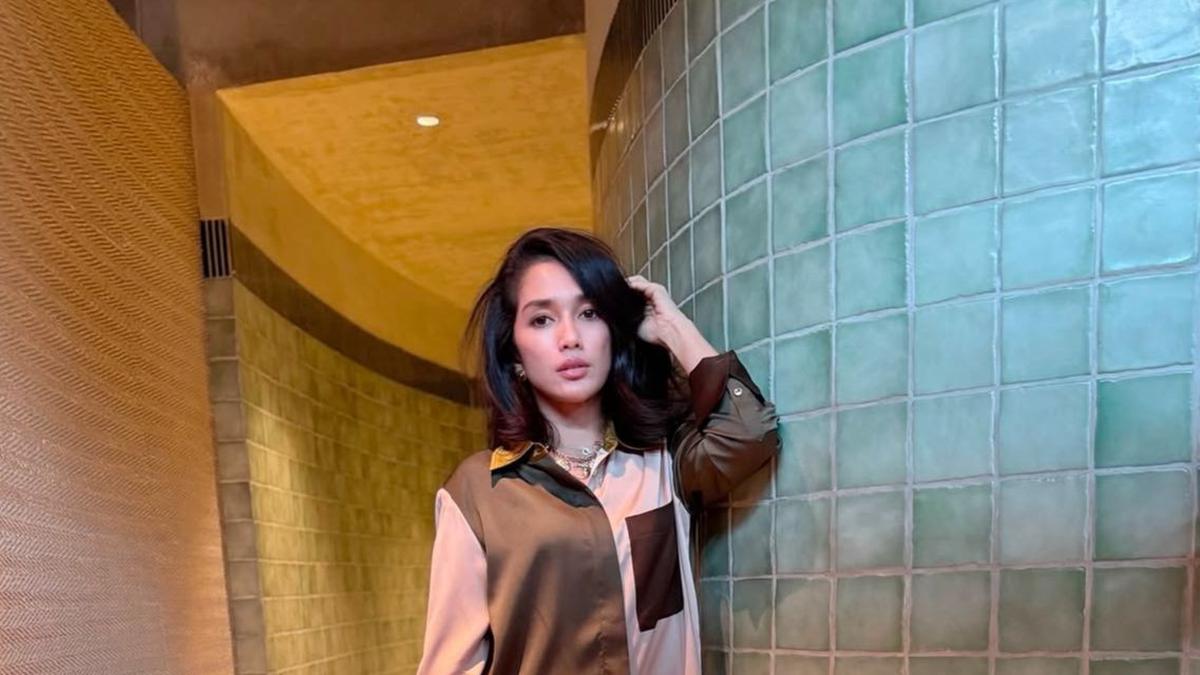 Tak Terpengaruh Waktu, Ussy Sulistiawaty Buktikan Awet Muda dengan Fashion yang Selalu On Point