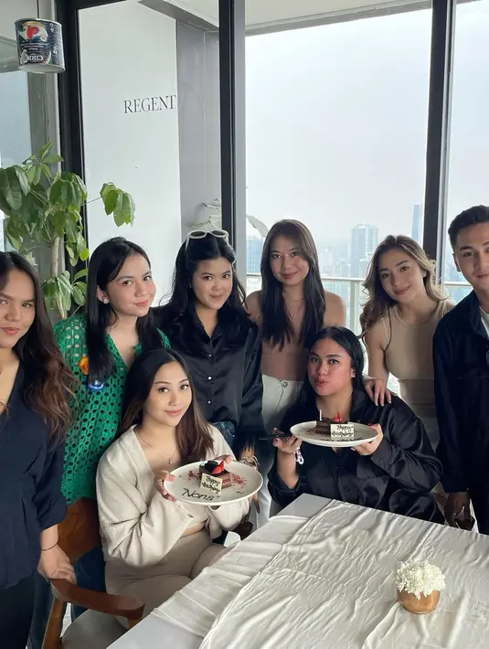 Selain dari keluarga, Winona juga mendapat kejutan dari para sahabat. Momen tersebut dirayakan secara intimate dan penuh keseruan. Aura wanita yang kerap disapa Nona ini juga makin terpancar. Di usia baru yang sudah menyandang status istri sekaligus ibu, ia pun terlihat makin dewasa. (Liputan6.com/IG/@nonawilly16)