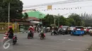 Pemotor menerobos palang pintu perlintasan kereta di kawasan Kemayoran, Jakarta, Kamis (6/10). Selain membahayakan keselamatan, buruknya perilaku pemotor tersebut juga menjadi salah satu penyebab kemacetan. (Liputan6.com/Immanuel Antonius)