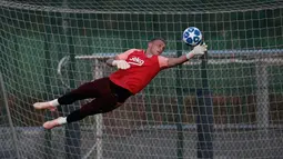 Kiper Barcelona, Marc-Andre ter Stegen berusaha menepis bola saat latihan di Barcelona, Spanyol (17/9). Barcelona akan bertanding melawan PSV Eindhoven pada grup B Liga Champions di Nou Camp. (AP Photo/Manu Fernandez)