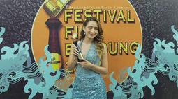 Berperan sebagai Ariana Wiraguna dalam serial televisi Suami Pengganti, Laura Theux raih penghargaan Festival Film Bandung 2022 kategori Pemeran Wanita Terpuji Serial Televisi. Terjun ke industri hiburan tahun 2012, artis kelahiran Bali ini baru pertama kali sabet piala. Persaingan di dunia hiburan tidaklah mudah, setiap artis Tanah Air semengat berkarya untuk memberikan hiburan kepada masyarakat Indonesia. (Liputan6.com/IG/@laura_theux)