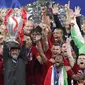 Pelatih Liverpool, Juergen Klopp, mengangkat trofi juara Liga Champions 2019 usai menaklukkan Tottenham Hotspur di Stadion Wanda Metropolitano, Madrid, Minggu (2/6). Liverpool menang 2-0 atas Tottenham Hotspur. (AP/Armando Franca)