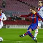 Antoine Griezmann dan Gerard Pique, sempat saling mengumpat saat Barcelona tumbang dari Paris Saint-Germain dalam laga leg pertama babak 16 besar Liga Champions. (AP/Joan Monfort)