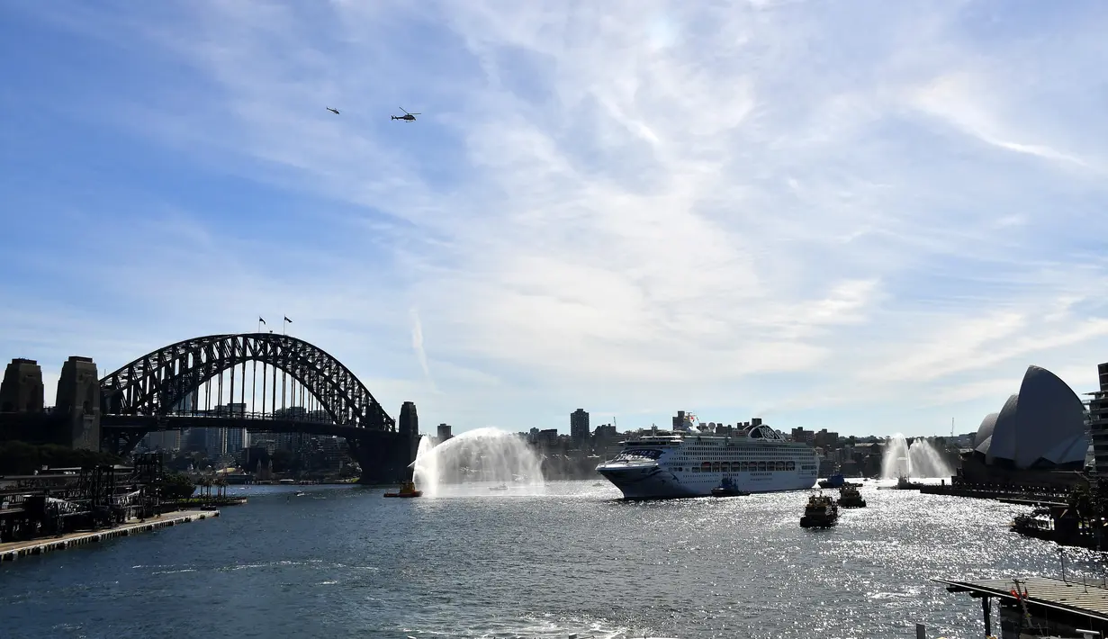Pacific Explorer berlabuh di terminal penumpang luar negeri di Pelabuhan Sydney ketika otoritas Australia mencabut larangan kapal pesiar setelah relaksasi pembatasan Covid 19, Senin (18/4/2022). Australia melarang masuknya kapal pesiar pada Maret 2020 saat pandemi Covid-19 merebak. (SAEED KHAN/AFP)