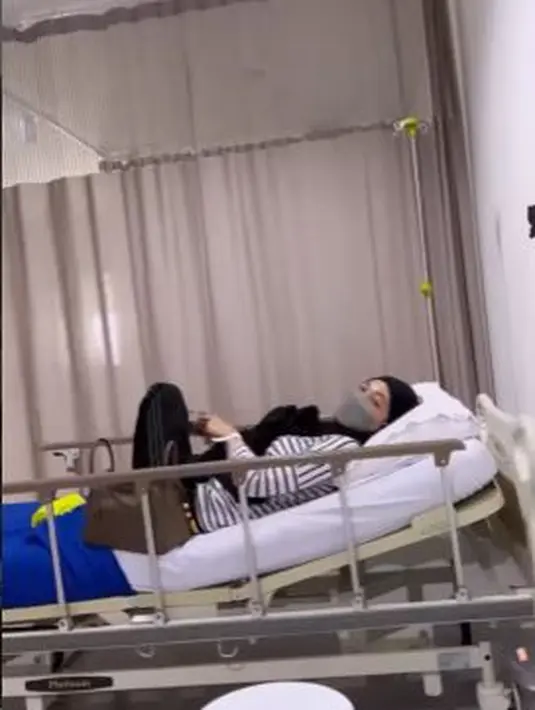 Bahkan, saat di IGD tempat tidur antara Ananda Omesh dan Dian Ayu Lestari diberi jarak yang cukup jauh sehingga keduanya tak bisa saling berpegangan tangan. (Foto: Instagram/@dianayulestari)