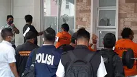 Polisi melakukan rekontruksi perusakan rumah Nus Kei oleh anak buah John Kei, Tangerang, Rabu (24/6/2020). (Liputan6.com/Pramita Tristiawati)