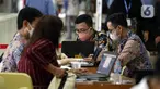 Karyawan dan staf kesekjenan DPR melakukan pelaporan Surat Pemberitahuan Tahunan (SPT) Pajak Pribadi di Gedung DPR, Senayan, Jakarta, Selasa (21/3/2023). (Liputan6.com/Johan Tallo)