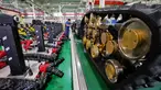 Pekerja melakukan awakutu (debug) pada robot khusus di sebuah bengkel kerja di Zona Pengembangan Industri Teknologi Tinggi Tangshan di Tangshan, Provinsi Hebei, China utara (17/7/2020). (Xinhua/Mu Yu)