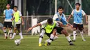 Pemain Timnas Indonesia U-22 berebut bola saat melakukan pemusatan latihan untuk SEA Games 2023 di Lapangan B Kompleks Stadion Gelora Bung Karno (SUGBK), Senayan, Jakarta, Sabtu (11/03/2023). Sebanyak 17 nama pemain baru bergabung untuk menjalani pemusatan latihan gelombang kedua ini yang berlangsung dari 9-16 Maret 2023. (Bola.com/Bagaskara Lazuardi)