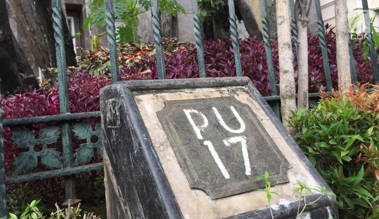 Nomor kavling rumah tersangka kasus korupsi e-KTP Setya Novanto yang terletak di Jalan Kartika Utama PU 17, Pondok Indah, Jakarta, Senin (20/11). Di kawasan itu, Setnov juga memiliki rumah di Jalan Gedung Pinang PU10-11. (Liputan6.com/Immanuel Antonius)