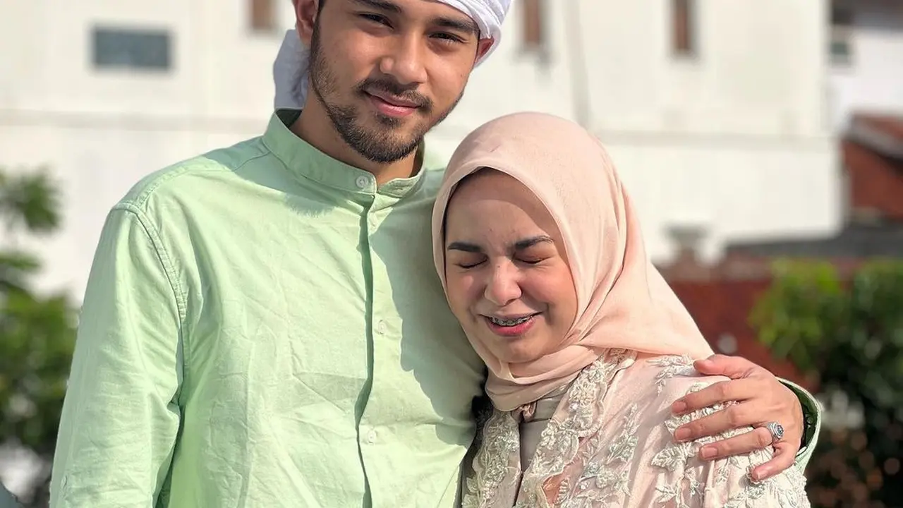 Potret mesra Achmad Megantara dan istri