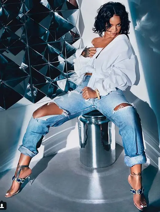 Melansir Dailymail, kini Rihanna disebut sudah berhasil menemukan seorang pria yang menggantikan Drake. Pria yang bernama Hassan Jameel kabarnya sukses menaklukan hati Rihanna. (Instagram/badgalriri)