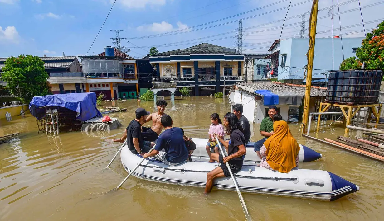 Hingga Selasa (8/7/2025) jelang sore hari, banjir yang menggenangi kawasan RT 02/06, Kelurahan Petir, Kota Tangerang, Banten, belum kunjung surut. (merdeka.com/Arie Basuki)