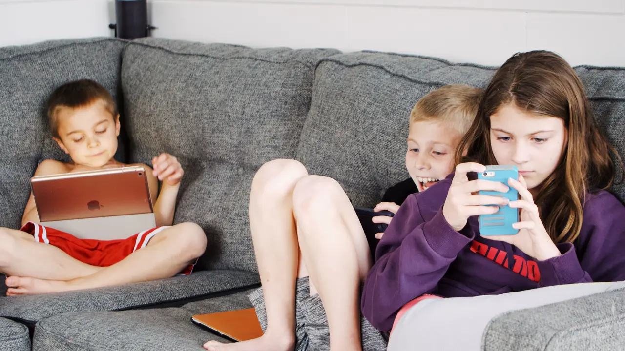 4 Tips Mengatur Screen Time Anak Selama Liburan Panjang Tanpa Tantrum
