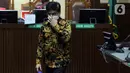 Terdakwa dugaan korupsi pengadaan tanah di Munjul, Jakarta Timur tahun 2019 yang juga Mantan Dirut PPSJ, Yoory Corneles Pinontoan usai pembacaan tuntutan di Pengadilan Tipikor Jakarta, Kamis (10/2/2022). Yoory dituntut 6 tahun 8 bulan penjara dan denda Rp 1 miliar. (Liputan6.com/Helmi Fithriansyah)