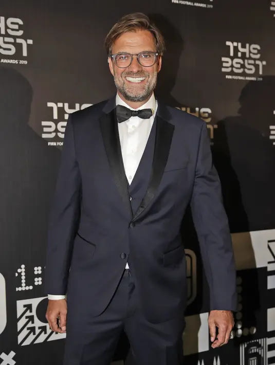 Pelatih Liverpool, Jurgen Klopp tersenyum saat menghadiri penghargaan sepak bola FIFA Terbaik, di teater La Scala Milan, Italia utara (23/9/2019). Klopp menyabet mengalahkan Pep Guardiola dan Mauricio Pochettino. (AP Photo/Luca Bruno)