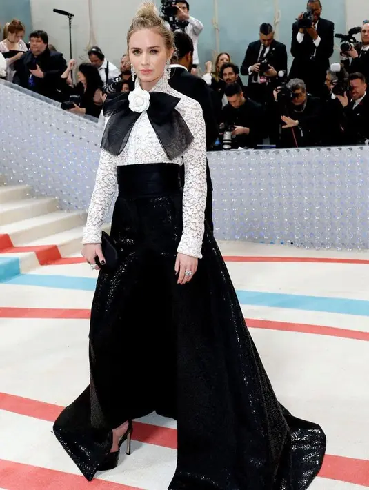Emily Blunt memberi kita inspirasi memakai kemeja lace dengan dasi super besar. [@officialmetgala]