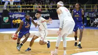 Satria Muda Pertamina Jakarta berhasil meraih kemenangan 96-67 atas RANS Simba Bogor, pada laga lanjutan&nbsp;musim reguler Indonesian Basketball League (IBL) 2024 di GOR Pertamina Arena Simprug, Jakarta Selatan, Sabtu (25/5/2024) malam WIB. (Bola.com/Abdul Aziz)