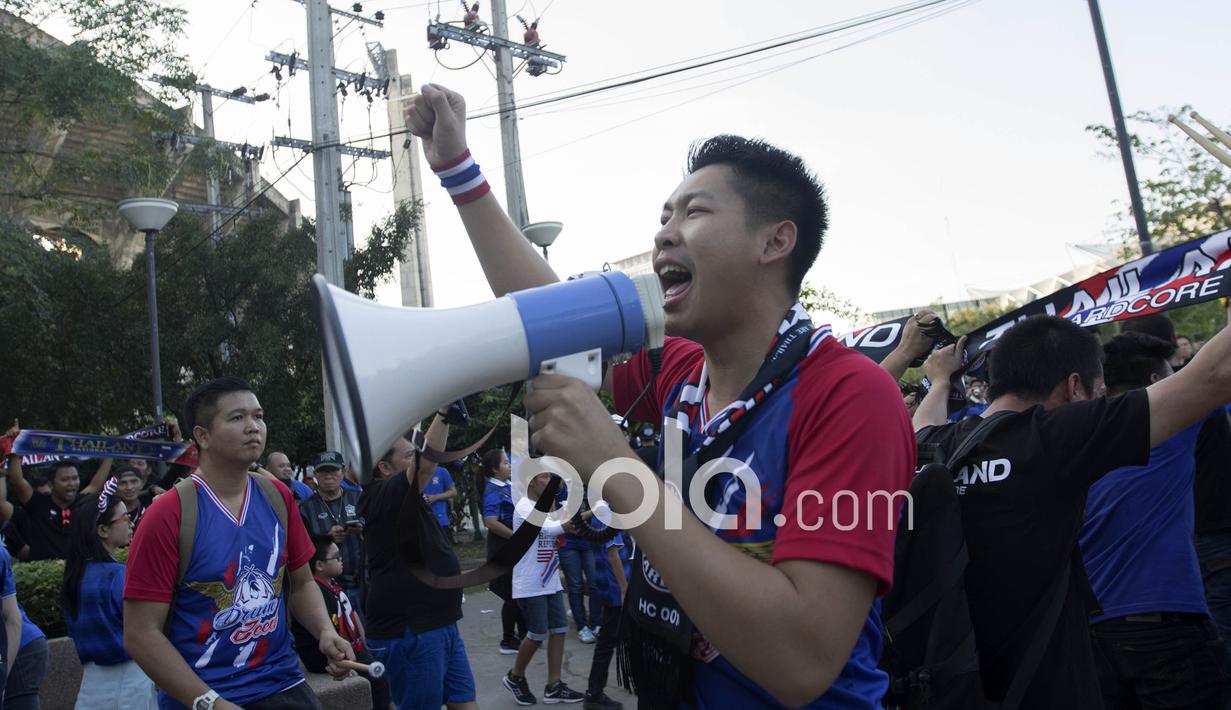 Seorang pemimpin kelompk fans Thailand membakar semangat pasukannya sebelum masuk stadion pada laga final leg kedua Piala AFF 2016 di Stadion Rajamangala, Thailand. (Bola.com/Vitalis Yogi Trisna)