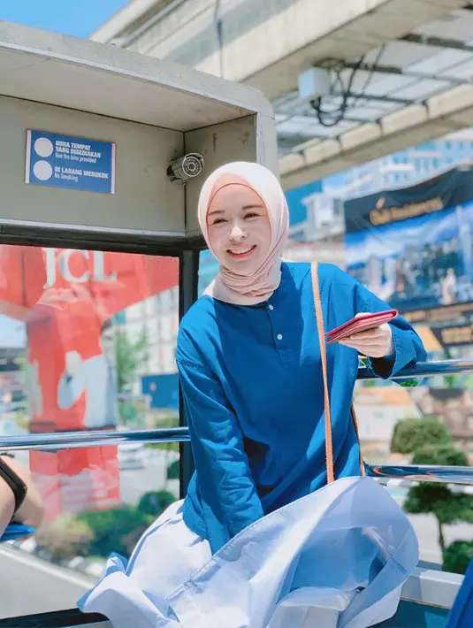 Potret Ayana saat di Central Market Kuala Lumpur. Ayana tampil dengan nuansa pastel, perpaduan jilbab coklat muda dan baju biru serta rok yang senada membuat gaya casual Ayana terlihat mempesona (Liputan6.com/IG/xolovelyayana)