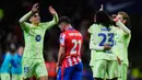 Pemain Barcelona merayakan kemenangan atas Atletico Madrid dalam laga leg kedua semifinal Copa del Rey 2024/2025 di Metropolitano, Kamis (03/04/2025) dini hari WIB. (AP Photo/Manu Fernandez)