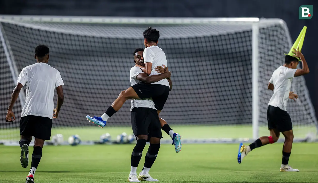 Sukacita kapten Timnas Indonesia U-17, Iqbal Gwijangge (tengah) bersama rekan satu tim saat sesi latihan di Stadion Gelora 10 November 2023, Surabaya, Kamis (9/11/2023). (Bola.com/Bagaskara Lazuardi)